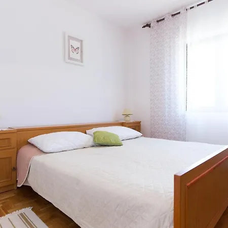 Apartments With Parking Space Novi Vinodolski - 11702 Novi Vinodolski