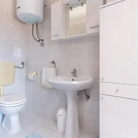Apartments With Parking Space Novi Vinodolski - 11702