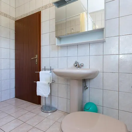 Apartments With Parking Space Novi Vinodolski - 11702