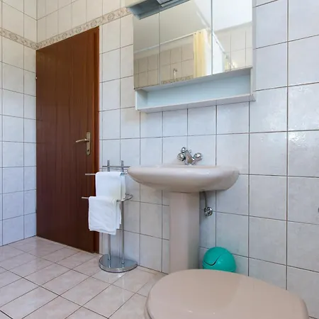 Apartments With A Parking Space Novi Vinodolski - 11702
